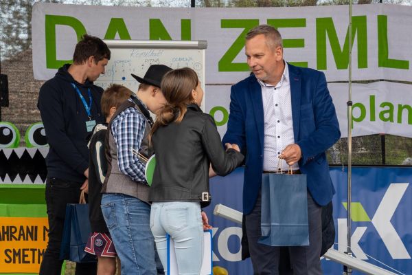 dan-zemlje-56d2a6e875-612f-5d4c-40d7-c4f94bc4cf779ba46dec-4d37-4d23-64c0-41f5f2aca034AD1CDB3B-C5AC-EA4C-81F2-C6EB7FE43254.jpg